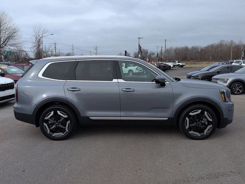 Used 2023 Kia Telluride EX w/ EX Captain's Chair Package image 2