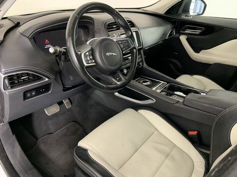 Used 2017 Jaguar F-PACE R-Sport image 32