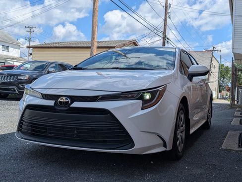 Used 2026 Toyota Corolla LE FWD image 5