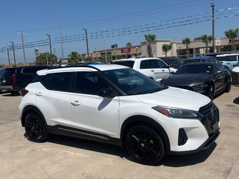 Used 2021 Nissan Kicks SR w/ SR Premium Package FWD image 11