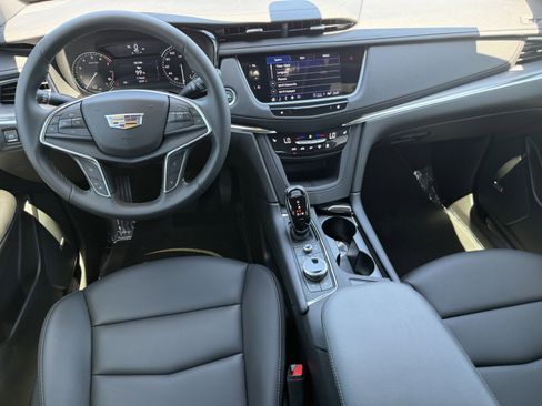 Certified 2025 Cadillac XT5 Luxury FWD image 13