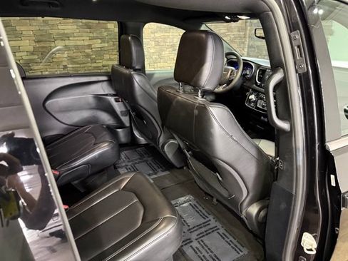 Used 2025 Chrysler Pacifica Select FWD image 28