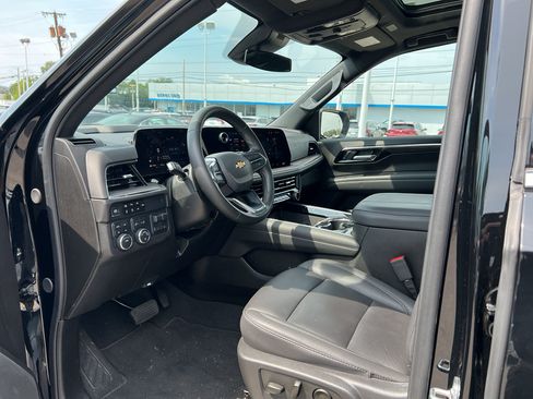 Used 2025 Chevrolet Suburban LT w/ Sun And Tow Package AWD/4WD image 9