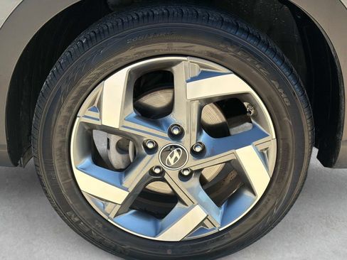 Used 2025 Hyundai Venue Limited FWD image 12