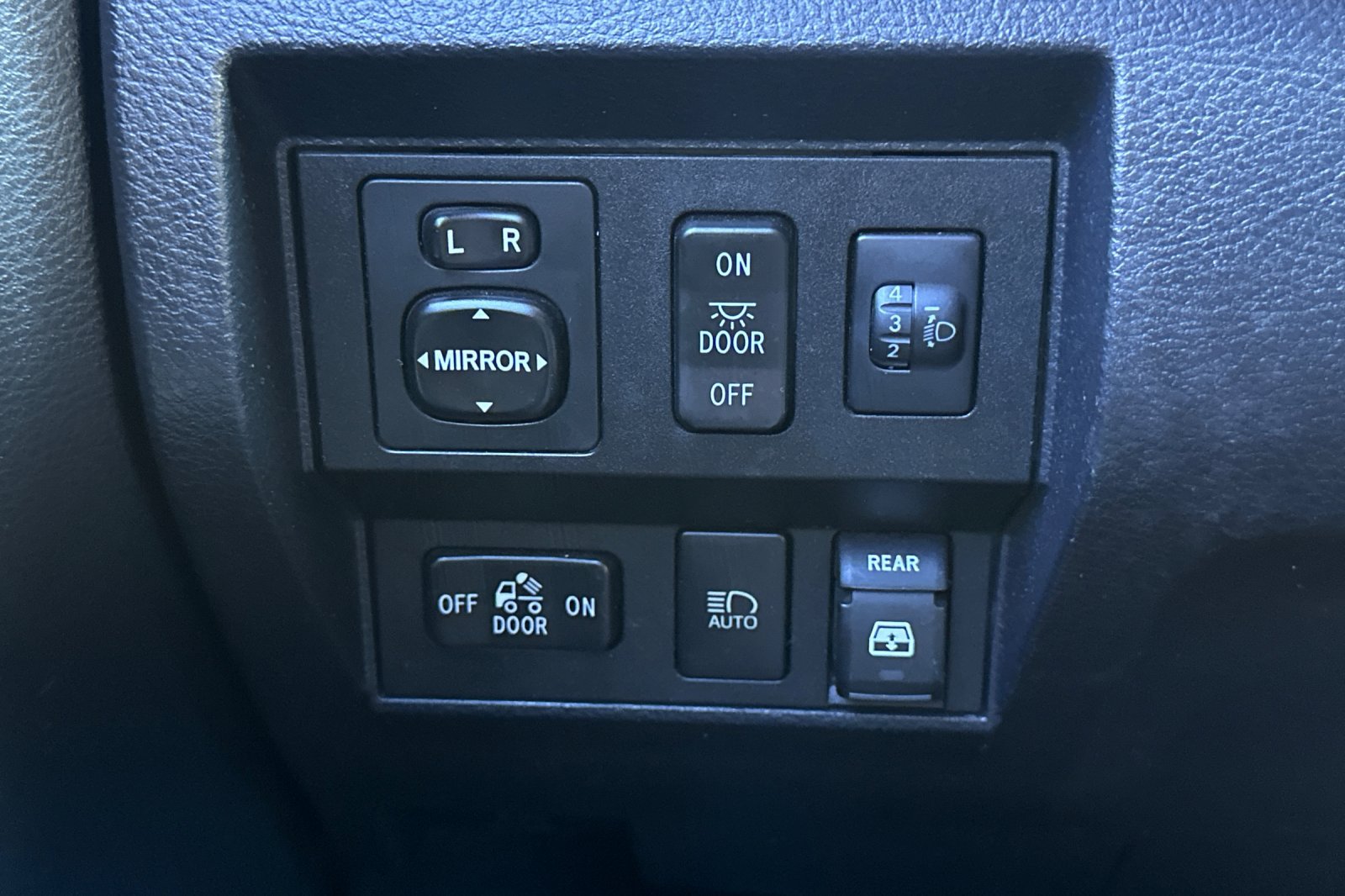 Used 2018 Toyota Tundra SR5 w/ SR5 Upgrade Package RWD image 38