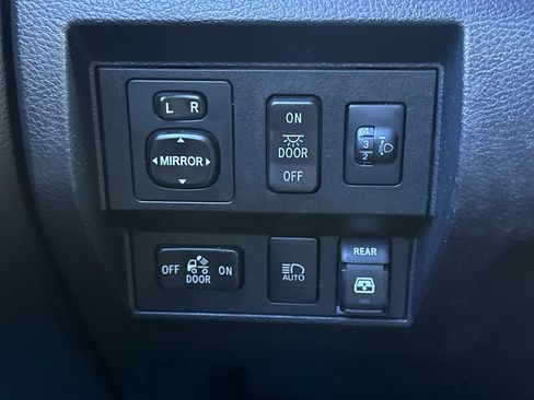 Used 2018 Toyota Tundra SR5 w/ SR5 Upgrade Package RWD image 38