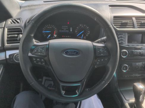 Used 2016 Ford Explorer XLT image 18