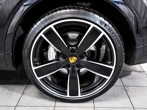 Used 2021 Porsche Cayenne Turbo w/ Assistance Package image 8