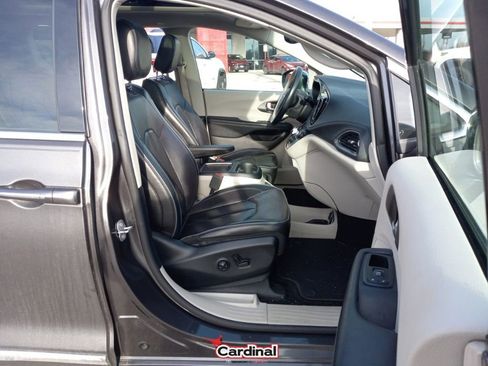 Used 2018 Chrysler Pacifica Limited image 24