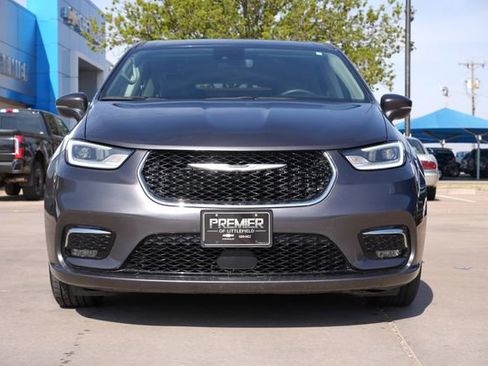 Used 2023 Chrysler Pacifica Touring-L FWD image 9