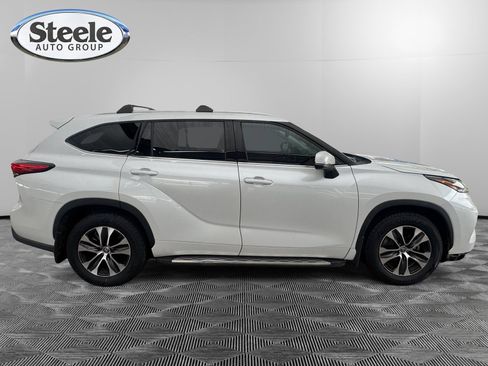 Used 2022 Toyota Highlander XLE FWD image 6