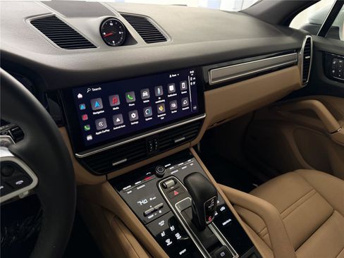 Certified 2022 Porsche Cayenne Platinum Edition image 17