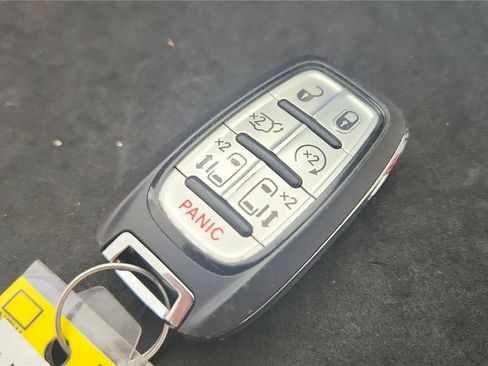 Used 2023 Chrysler Pacifica Touring-L FWD image 21