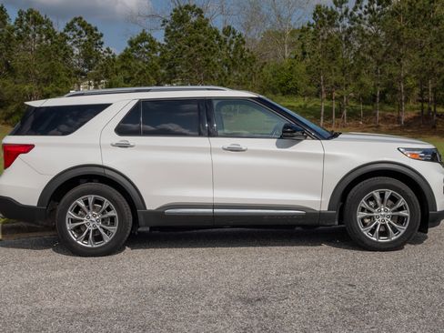 Used 2022 Ford Explorer Limited w/ Equipment Group 301A image 7