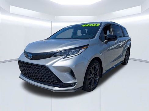 Used 2025 Toyota Sienna XSE w/ XSE Plus Package FWD image 8