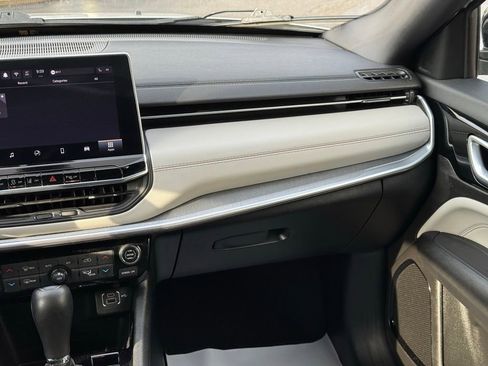 Used 2025 Jeep Compass Limited image 22