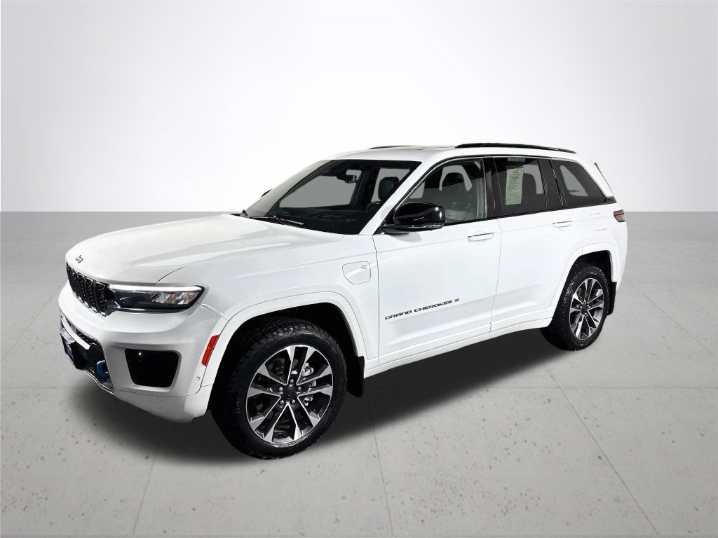 Used 2023 Jeep Grand Cherokee Overland w/ Advanced Protech Group III AWD/4WD image 2
