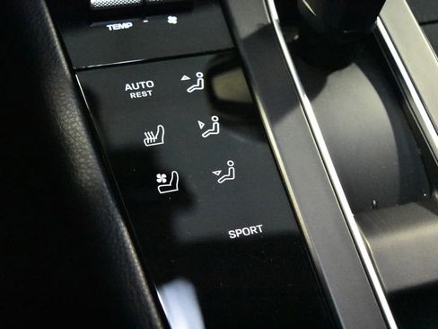 Certified 2025 Porsche Macan AWD/4WD image 16