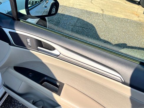 Used 2020 Ford Fusion SE image 16