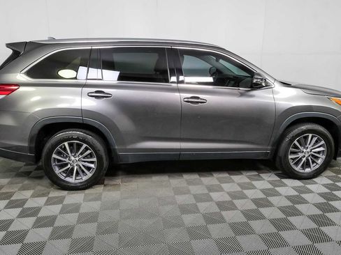Used 2019 Toyota Highlander XLE FWD image 2