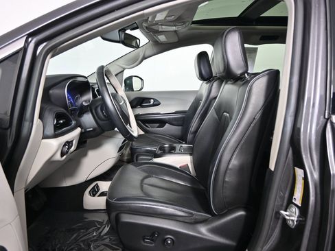 Used 2020 Chrysler Pacifica Limited image 23