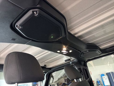 Used 2023 Jeep Gladiator Sport AWD/4WD image 28