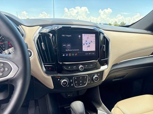 Used 2023 Chevrolet Traverse Premier FWD image 16