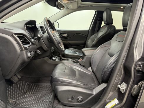 Used 2019 Jeep Cherokee Trailhawk image 16
