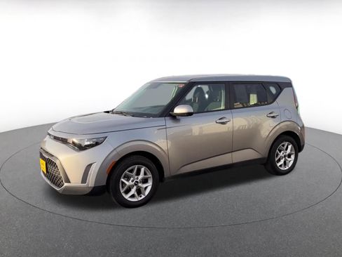 Used 2025 Kia Soul LX w/ LX Technology Package FWD image 8