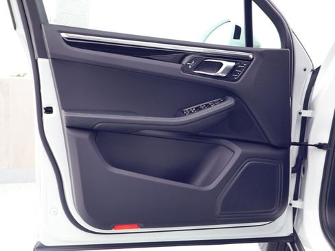 Certified 2025 Porsche Macan AWD/4WD image 13