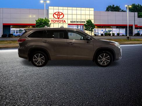 Used 2018 Toyota Highlander XLE AWD/4WD image 5