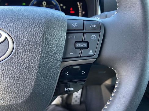 Used 2025 Toyota Camry SE image 31