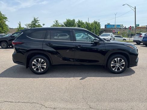 Used 2025 Toyota Highlander XLE AWD/4WD image 10