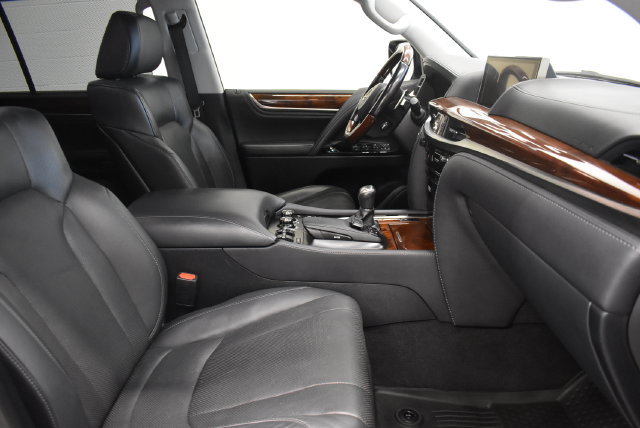 Used 2021 Lexus LX 570 4WD w/ Luxury Package image 18