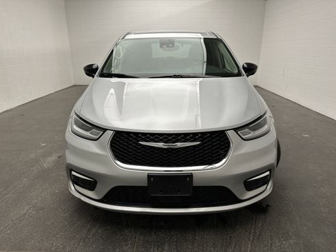 Used 2024 Chrysler Pacifica Touring-L image 3