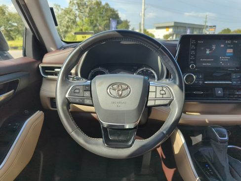 Used 2020 Toyota Highlander XLE FWD image 17