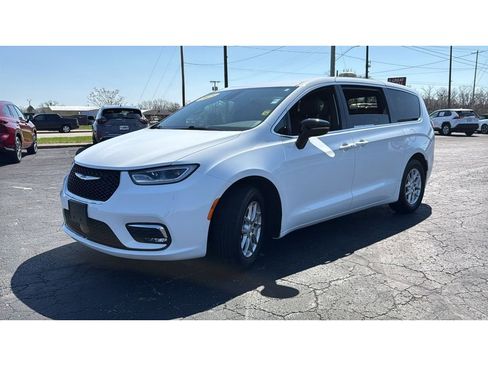 Used 2025 Chrysler Pacifica Select FWD image 3