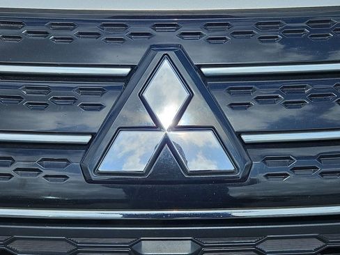 Used 2022 Mitsubishi Outlander SE image 36