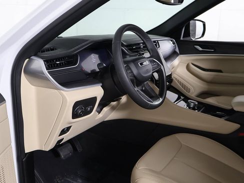 Used 2024 Jeep Grand Cherokee Limited image 23