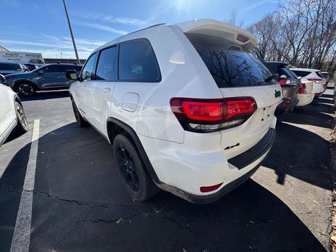 Used 2020 Jeep Grand Cherokee Laredo image 5