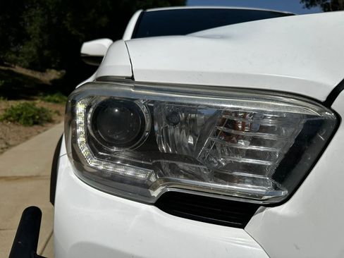 Used 2019 Toyota Tacoma TRD Off-Road w/ Technology Package image 14