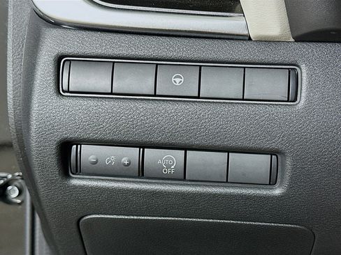 Used 2023 Nissan Rogue SV image 17