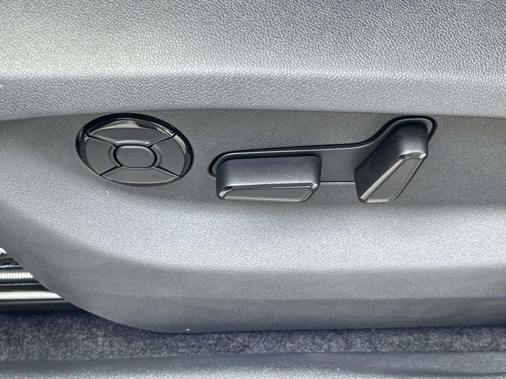 New 2026 Volkswagen Tiguan SE R-Line FWD image 33