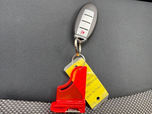 Used 2018 Nissan Pathfinder SV image 58