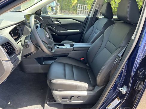 Certified 2026 Nissan Rogue SL FWD image 6