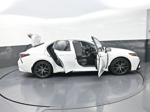 Used 2022 Toyota Camry SE image 36