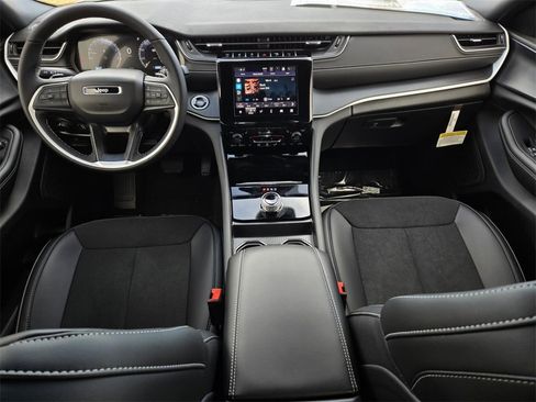 New 2025 Jeep Grand Cherokee L Altitude image 16
