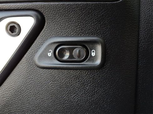 Used 2015 Jeep Wrangler Unlimited Sahara image 17