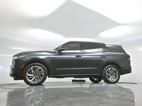 Used 2025 Lincoln Navigator Reserve AWD/4WD image 7