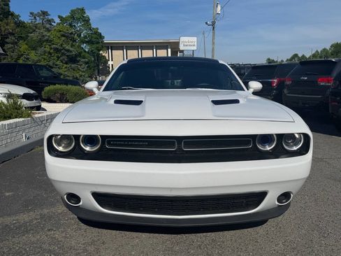 Used 2015 Dodge Challenger SXT RWD image 3